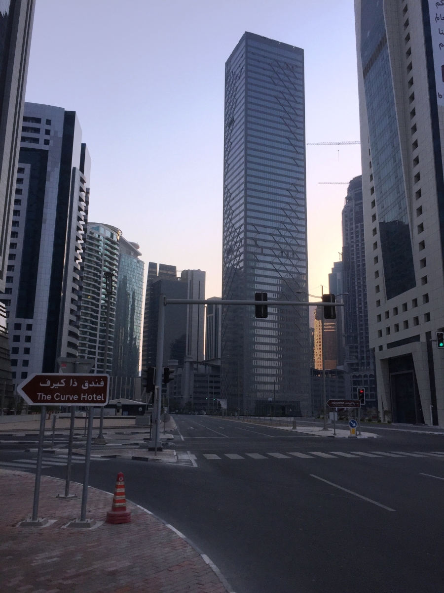 Пустые улицы Дохи. В такую жару  и влажность невозможно ходить ни днем, ни ночью.